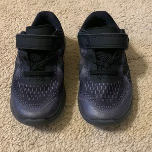 Boys Nike sneakers size 10. Black and grey. Velcro